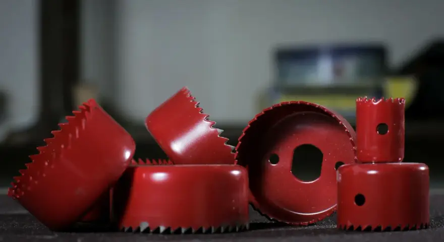 Rote Lochsägen-Aufsätze, bereit für präzises Rigips schneiden.