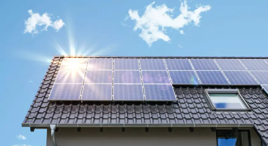 Solarmodule auf einem Dach unter blauem Himmel. Informieren Sie sich über die gasheizung mit solarthermie kosten für Ihr Zuhause.