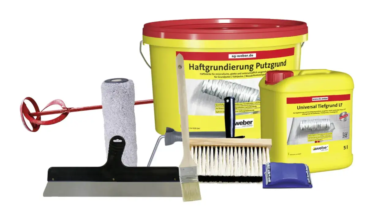 Werkzeuge für glatten Innenputz: Haftgrundierung, Tiefgrund, Spachtel, Farbroller, Quast und Mörtelrührer.