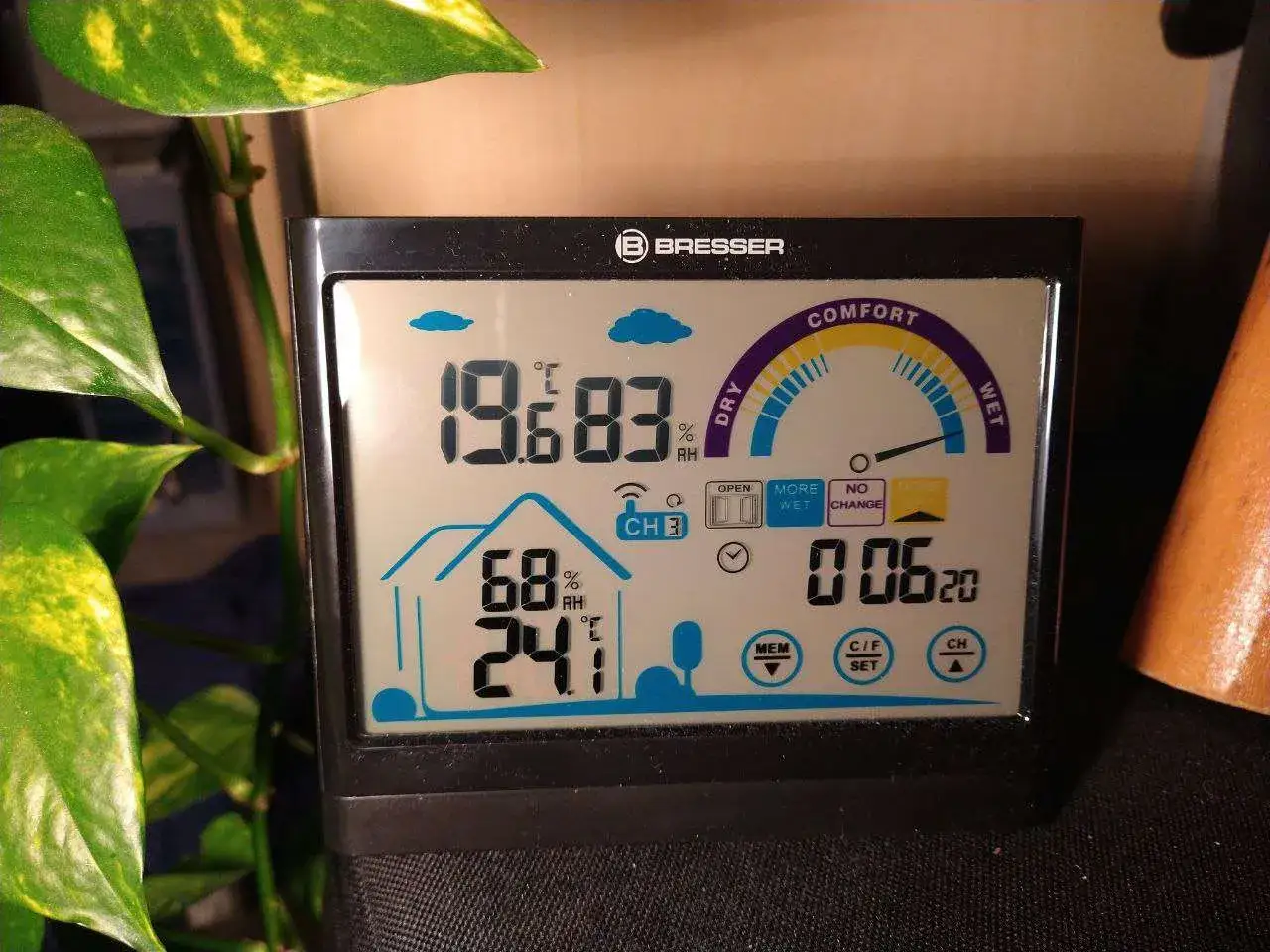 Digitales Thermometer zeigt 19,6°C und 68% Luftfeuchtigkeit im Raum. Komfortbereich ist gut.
