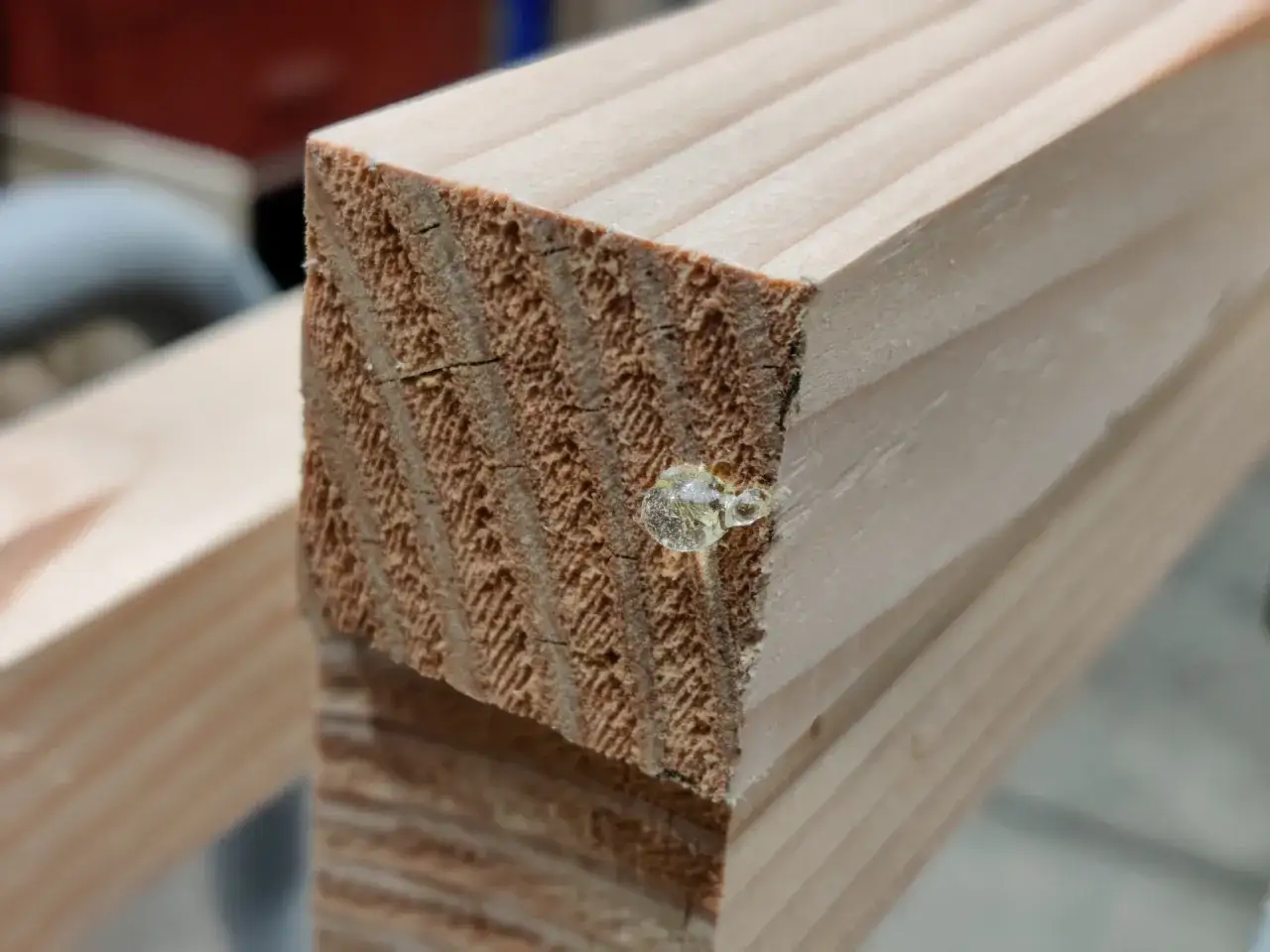 Kleine Harzblase auf einem Holzst&uuml;ck. Um das Harz von Holz zu entfernen, braucht man Geduld.