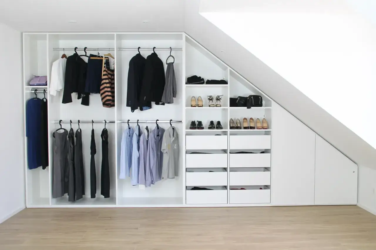 Ein maßgeschneiderter Schrank selber bauen ist hier perfekt umgesetzt. Kleidung, Schuhe und Taschen sind ordentlich verstaut.