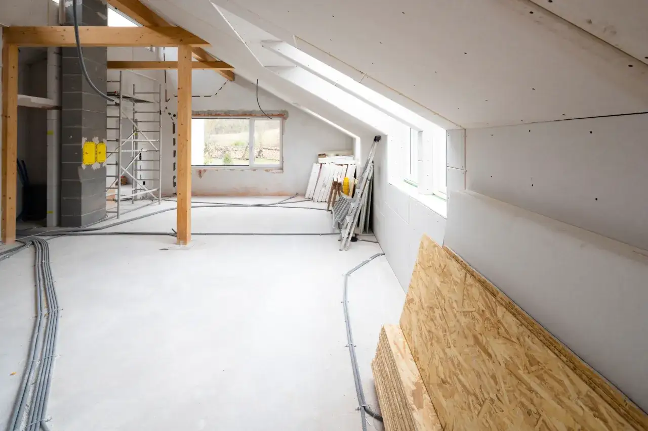 Umbau eines Spitzbodens: Ger&uuml;st, Kabel, Gipskartonplatten und Holzwerkstoffplatten warten auf den Einbau.