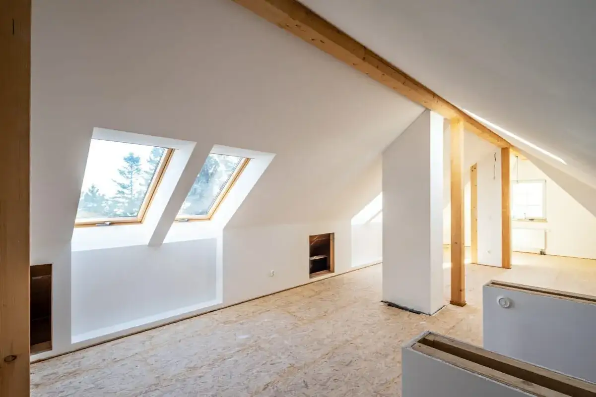 Dachgeschoss im Rohbau mit Dachfenstern, Holzbalken und OSB-Boden. Hier werden Trockenbauarbeiten ausgef&uuml;hrt, die Preise pro m2 ohne Material sind hier relevant.