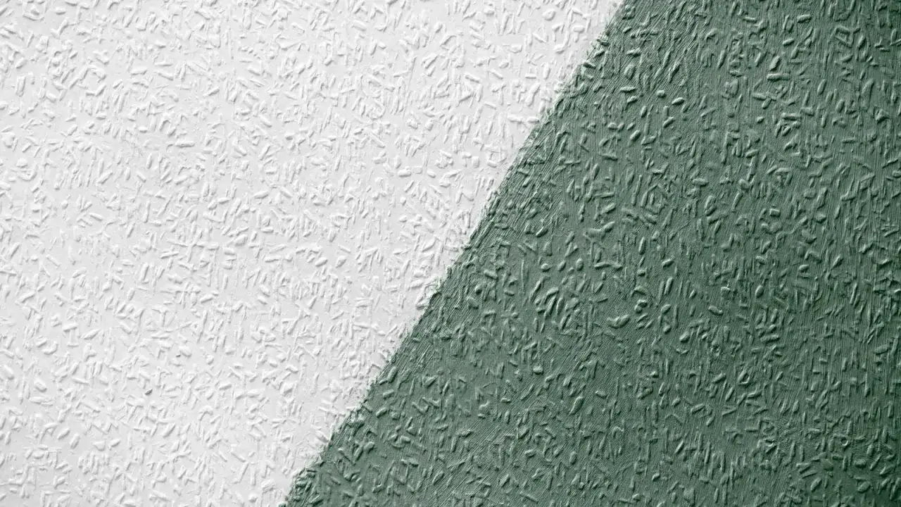 Zwei Texturen: eine wei&szlig;e, grobe vliestapete oder raufaser, und eine dunkelgr&uuml;ne, ebenfalls strukturierte Oberfl&auml;che.