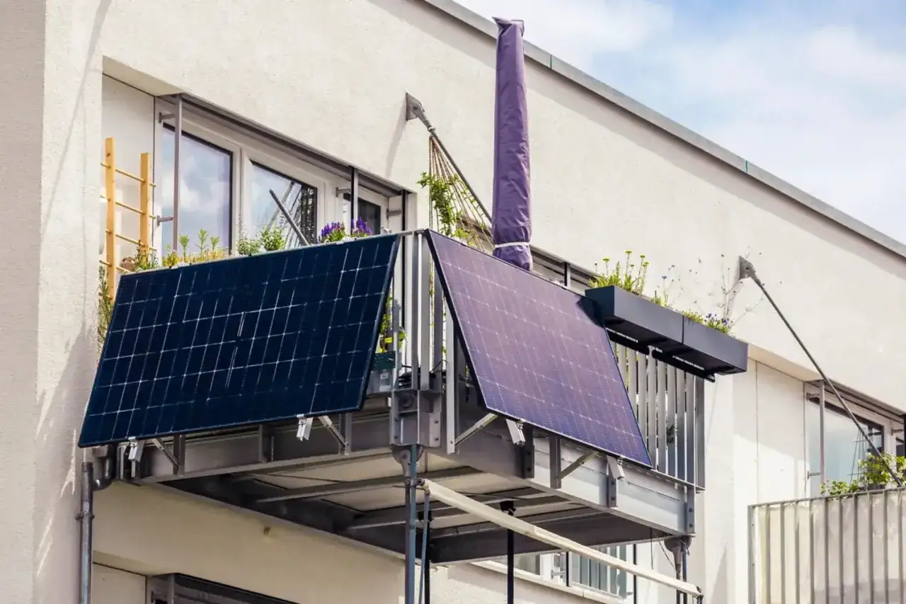 Balkonkraftwerk auf einem modernen Balkon, das auch bei denkmalgeschützten Gebäuden eine grüne Energielösung ermöglicht.