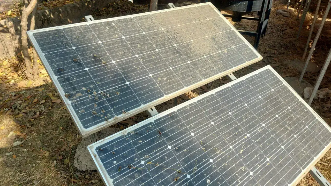 Zwei schmutzige Solarmodule, die nach 20 Jahren im Freien etwas vernachlässigt aussehen.