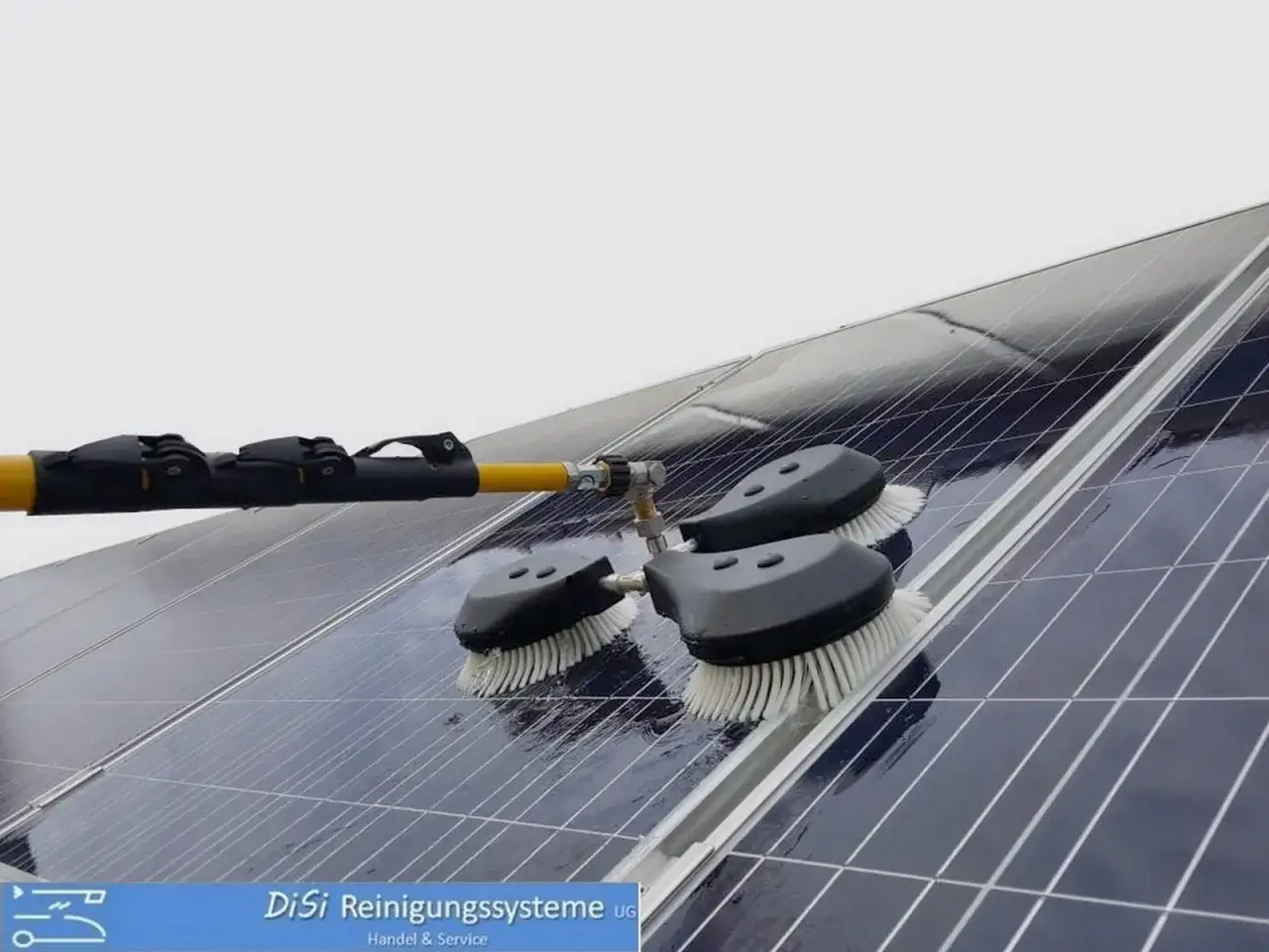 Professionelle photovoltaik reinigung mit einem Teleskopstiel und rotierenden Bürsten.