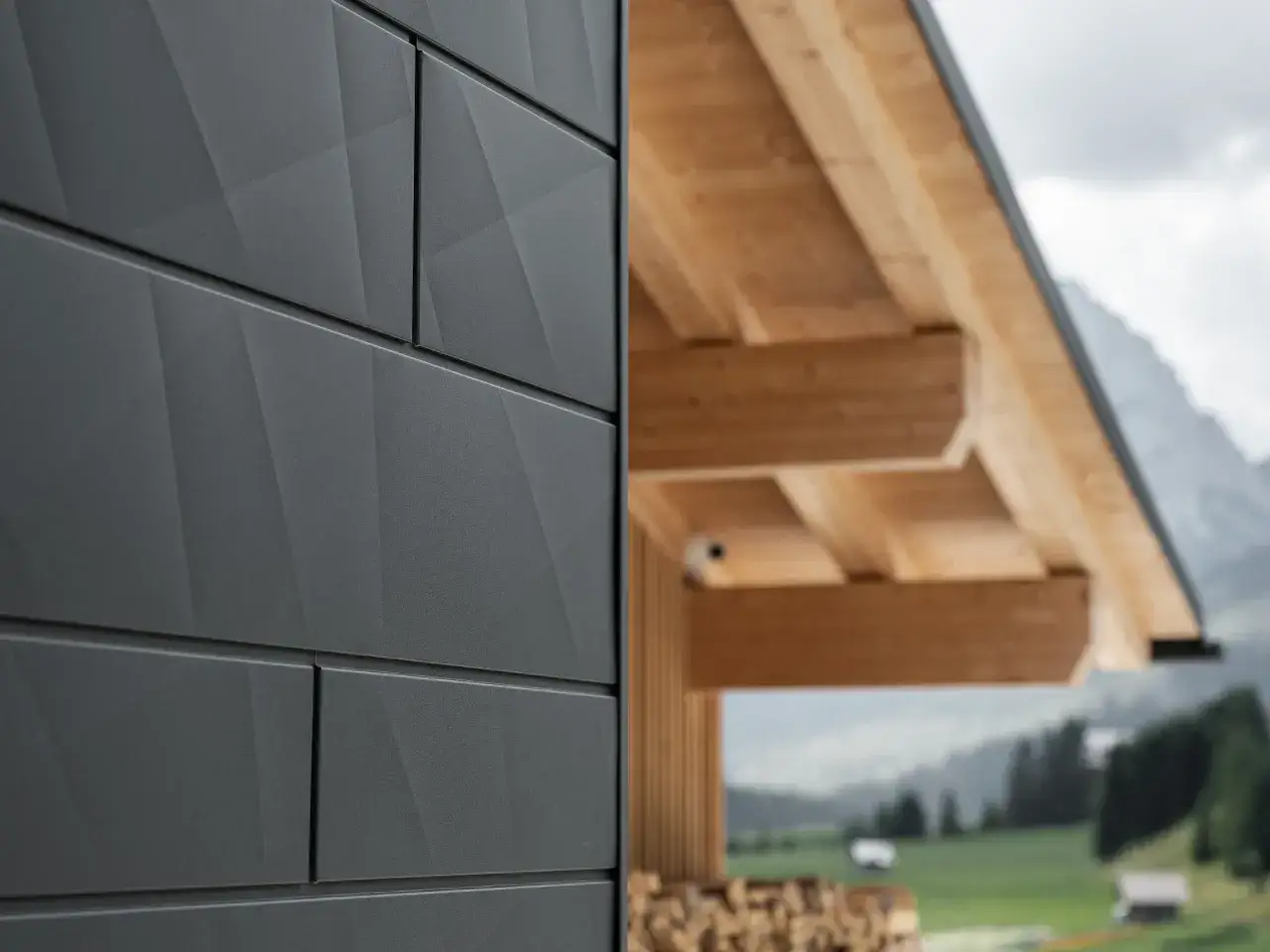 Moderne Prefa Fassade in Anthrazit mit geometrischem Muster. Die Kosten f&uuml;r eine solche Fassade sind eine gute Investition in die Langlebigkeit.