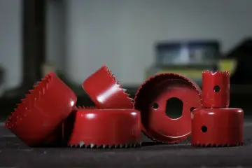 Rote Lochsägen-Aufsätze, bereit für präzises Rigips schneiden.