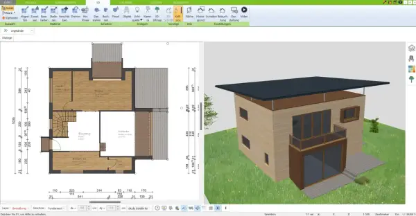 Ein Haus mit Holzfassade und Balkon, daneben der Grundriss. Mögliche niedrigenergiehaus nachteile sind die Kosten für die spezielle Dämmung.