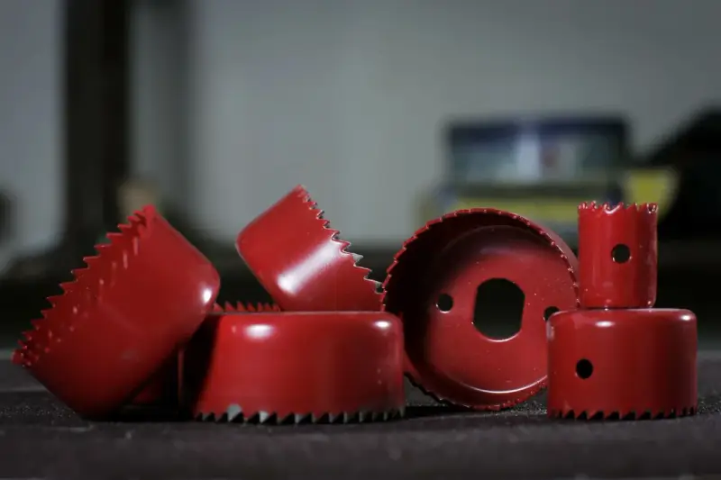 Rote Lochsägen-Aufsätze, bereit für präzises Rigips schneiden.