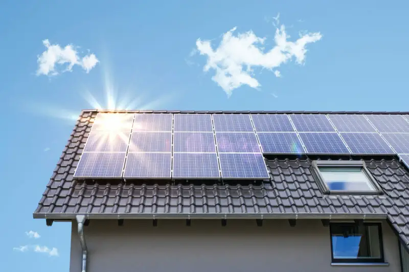 Solarmodule auf einem Dach unter blauem Himmel. Informieren Sie sich über die gasheizung mit solarthermie kosten für Ihr Zuhause.